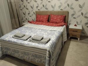 een slaapkamer met een bed met rode kussens erop bij Eryaman, Wide Luxury Rezidance in Etimesut