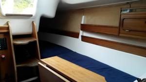 ヴィラ・ノヴァ・デ・ガイアにあるVRS - 21FT BOATEL AFURADAのベッドとデスクが備わる小さな客室です。