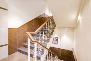 eine Treppe in einem Haus mit braunen Fliesen in der Unterkunft FabHotel Springs Lodging in Mire