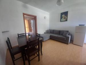 sala de estar con mesa y sofá en Apartments Kraja, en Velipojë