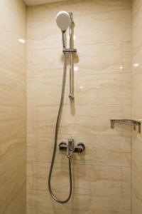 uma casa de banho com uma cabeça de chuveiro em Grand Hotel Sunny Beach - All Inclusive em Sunny Beach