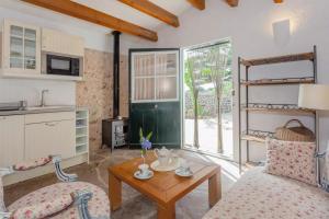 a living room with a coffee table and a kitchen at Menorca Agroturismo Llimpet in Alaior