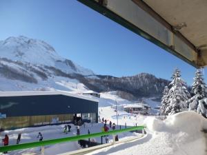 a group of people skiing on a snow covered mountain at Appartement Gourette, 2 pièces, 6 personnes - FR-1-400-23 in Gourette