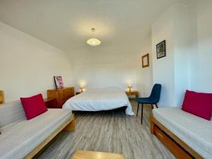 Llit o llits en una habitació de Appartement Quiberon, 2 pièces, 4 personnes - FR-1-478-40