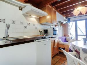 eine Küche mit Spüle und Arbeitsplatte in der Unterkunft Chalet duplex 4 pers. avec cheminée et parking - Viella - FR-1-402-48 in Viella + 4 Fotos