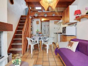 a kitchen and dining room with a table and chairs at Appartement Viella - Hautes-Pyrénées, 2 pièces, 4 personnes - FR-1-402-48 in Viella