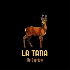 Un'immagine di un cervo con le parole "la tanna" di La Tana del Capriolo a Prati di Tivo