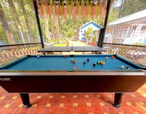 een pooltafel in een kamer met een zwembad bij IL Palazzo Villas in Panchgani