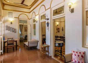 een woonkamer met een schuin plafond bij IL Palazzo Villas in Panchgani