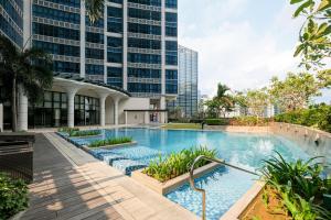 uma piscina num edifício com edifícios altos em Glamorous 3BR Suite in Uptown BGC w/Bathtub em Manila