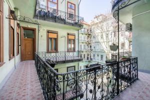 un balcone con ringhiera in ferro battuto di Apartment Downtown Budapest Ferenc 42 a Budapest