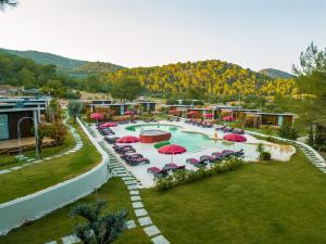 een luchtzicht op een zwembad met stoelen en parasols bij Kayakoy Houses by LookBookHoliday in Kayakoy