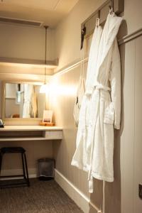 伯明罕的住宿－聖保爾斯賓館，浴室的墙壁上挂着白色毛巾