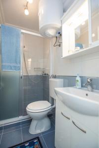 La salle de bains est pourvue de toilettes, d'un lavabo et d'une douche. dans l'établissement Blue Lagune, à Dubrovnik
