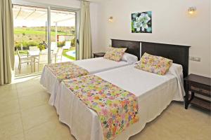 pokój hotelowy z dwoma łóżkami i balkonem w obiekcie Salobre Vista Golf 17 w mieście San Bartolomé