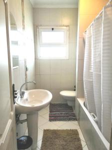 een badkamer met een wastafel, een toilet en een raam bij للسيدات Master bedroom for ladies only Sheik Zayed in Sheikh Zayed