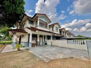 uma grande casa branca com uma grande entrada em Homestay Mijanna em Johor Bahru