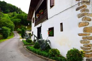 ein Gebäude mit Blumen an der Straßenseite in der Unterkunft Peritxenea Landa Apartamentuak in Lesaka