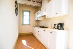 Kuchyň nebo kuchyňský kout v ubytování Luxury Resort with swimming pool in the Tuscan countryside, apartments with private outdoor area with panoramic view