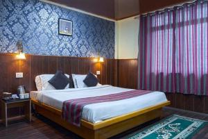 1 dormitorio con 1 cama grande en una habitación en Keerong Cottages Lachung, en Lachung
