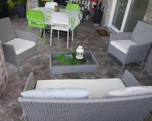 un patio con mesa, sillas, mesa, mesa y sillas en Ori Villa Oriana, en Baveno