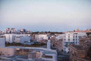 widok na miasto z budynkami w obiekcie Bright Apartment minutes from the Sea w Gżirze