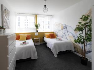 Un pat sau paturi într-o cameră la Open Mind Property - Luxury Apartment in the City