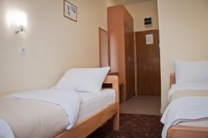 Łóżko lub łóżka w pokoju w obiekcie Garni hotel Alma