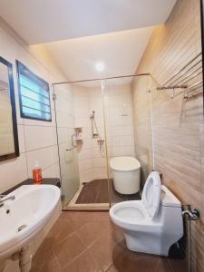 een badkamer met een toilet, een wastafel en een douche bij Pool Villa Melaka up to 18 pax in Melaka