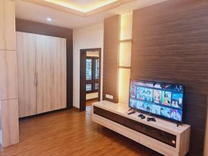 een woonkamer met een grote flatscreen-tv bij Pool Villa Melaka up to 18 pax in Melaka