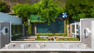 Bayon Modern Residence外面的花园
