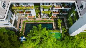 einen Blick über einen Apartmentkomplex mit einem Pool in der Unterkunft Bayon Modern Residence in Siem Reap