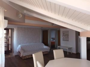 um quarto com uma cama, uma mesa e cadeiras em Guesthouse Privlaka (821) em Privlaka