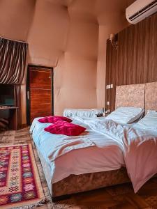 מיטה או מיטות בחדר ב-Princess luxury camp