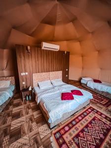 Princess luxury camp في وادي رم: غرفة نوم بسريرين في غرفة كبيرة