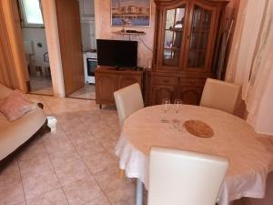 uma sala de jantar com uma mesa com copos de vinho em Guesthouse Privlaka (821) em Privlaka