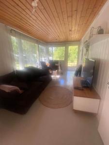 Stugan في Lemland: غرفة معيشة مع أريكة وطاولة