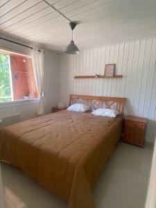 1 dormitorio con 1 cama grande en una habitación en Stugan en Lemland