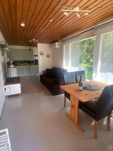 Stugan في Lemland: غرفة معيشة مع طاولة وأريكة