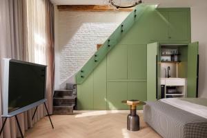 um quarto com uma parede verde e uma escada em Aries' Collection Luxury Suites em Braşov