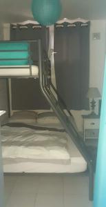 - un lit superposé avec une échelle pour un lit superposé dans l'établissement GITE LES MINOUX, à Saint-Julien-de-Cassagnas