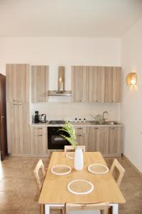 una cocina con mesa de madera y sillas. en Casa Mountain View, 