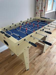 una gran mesa de futbolín en una habitación en Creevagh Cottage, en Castlebar