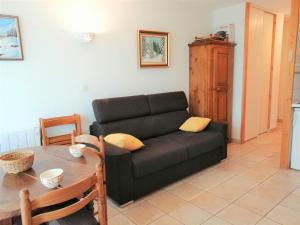 Appartement Morillon 1100, 3 pièces, 6 personnes - FR-1-412-17にあるシーティングエリア