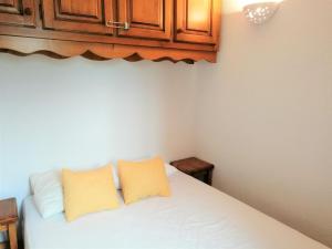 Appartement Morillon 1100, 3 pièces, 6 personnes - FR-1-412-17にあるベッド