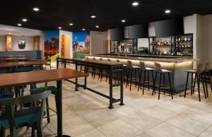 um restaurante com mesas e cadeiras e um bar em DoubleTree by Hilton Pittsburgh Airport em Moon Township