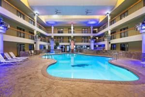 uma grande piscina no meio de um hotel em Baymont by Wyndham Shakopee em Shakopee