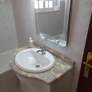 Koupelna v ubytování Quarto Individual em Foros de Salvaterra