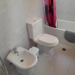 Vannituba majutusasutuses Quarto Individual em Foros de Salvaterra