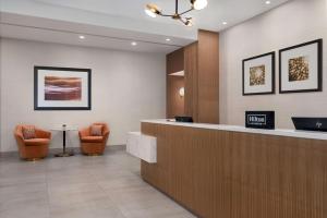 - une salle d'attente avec 2 chaises et un comptoir dans l'établissement DoubleTree by Hilton Las Vegas East Flamingo, à Las Vegas